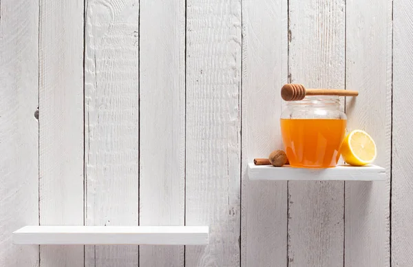 Glas Honig auf Holzregal — Stockfoto