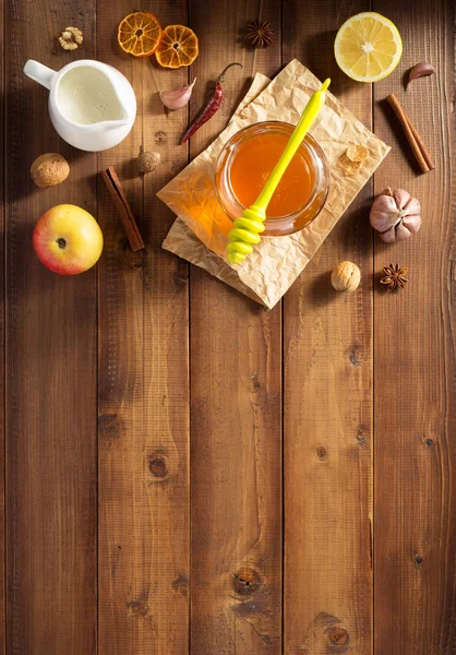 Glass jar of honey on wood — Stock Photo, Image