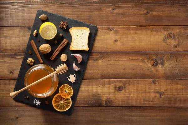 Glass jar of honey on wood — Stock Photo, Image