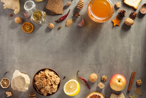 Gesunde Ernährung auf Steintisch — Stockfoto