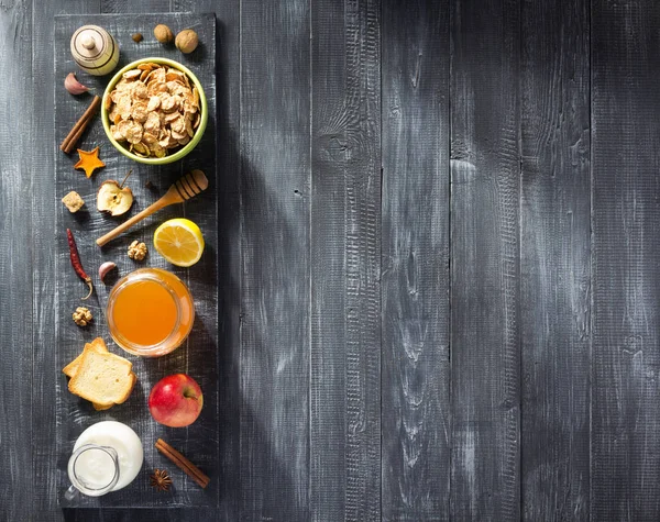 Hälsosam mat på träbord — Stockfoto