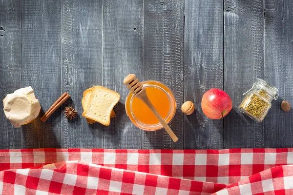 Comida saudável na mesa de madeira — Fotografia de Stock