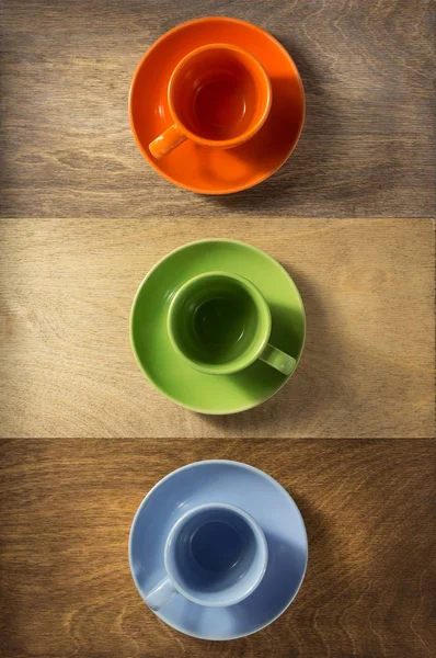 빈 컵과 접시에서 나무 배경 — 스톡 사진