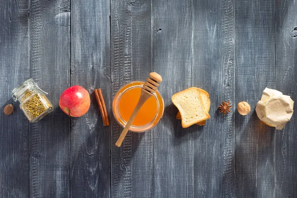 나무 식탁 위의 건강에 좋은 식품 — 스톡 사진