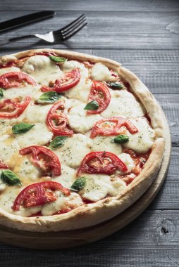 Margarita pizza, ahşap