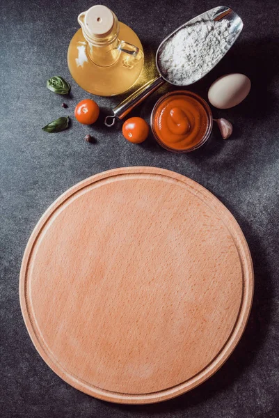 Placa de pizza à mesa — Fotografia de Stock