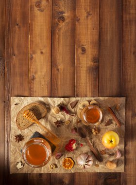 Cam Kavanoz bal ahşap üzerine