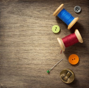 ahşap zemin üzerinde dikiş araçları