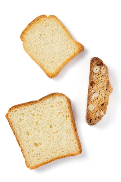 Gesneden brood en koekjes geïsoleerd op wit — Stockfoto