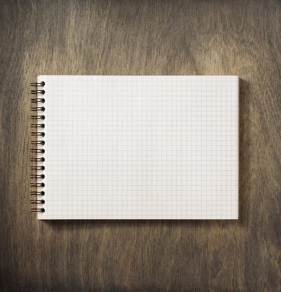 Cuaderno comprobado en madera —  Fotos de Stock