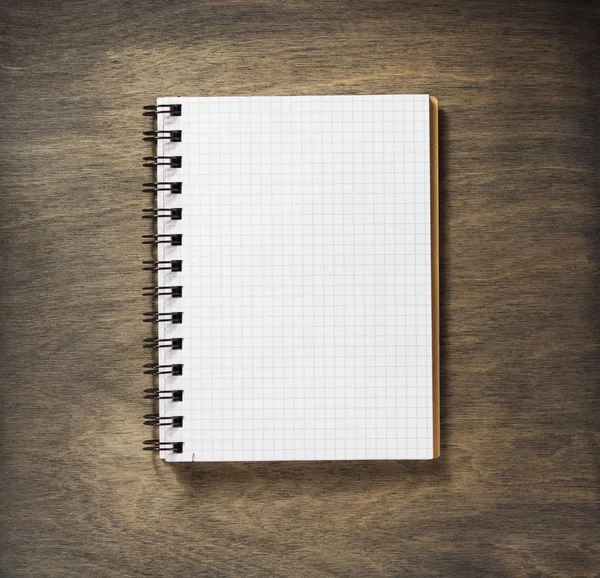 Incheckade notebook på trä — Stockfoto