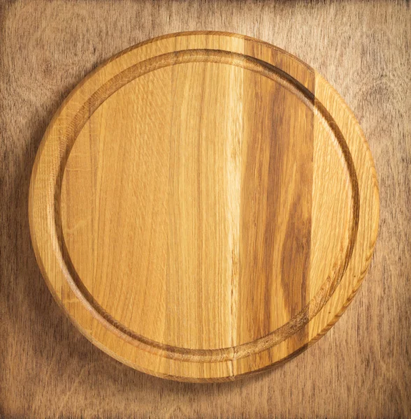 Deska do krojenia przy drewnianym stole — Zdjęcie stockowe