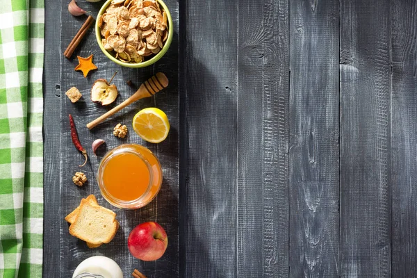 Zdrowa żywność na drewnianym stole — Zdjęcie stockowe
