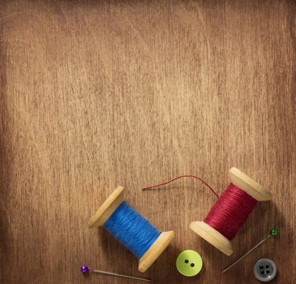 Herramientas de coser sobre fondo de madera —  Fotos de Stock