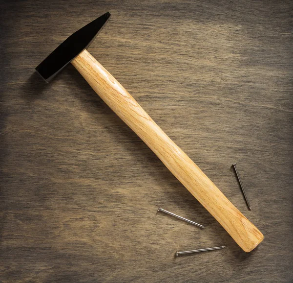 Młoteczek narzędzie i paznokci na drewno — Zdjęcie stockowe