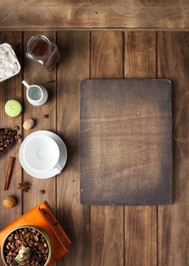 Ahşap arka planda boş kahve ve fasulye fincanı