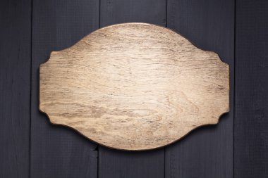 Siyah ahşap arkaplan dokusunda isim plakası 