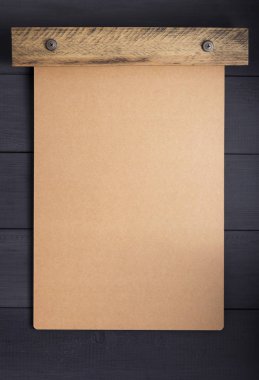 Siyah arkaplan üzerine boş sayfaları olan sayfa