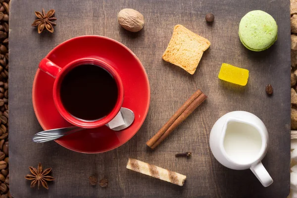Kopje koffie en bonen op houten achtergrond — Stockfoto