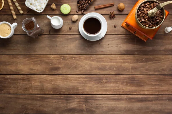 Taza de café y frijoles sobre fondo de madera —  Fotos de Stock