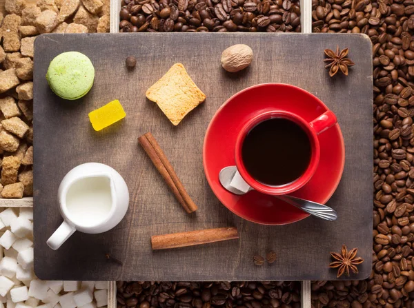 Чашка кави і квасолі на дерев'яному підносі — стокове фото