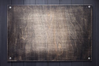 Siyah arkaplan dokusunda ahşap isim plakası