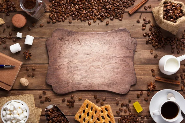 Xícara de café e feijão em fundo de madeira — Fotografia de Stock