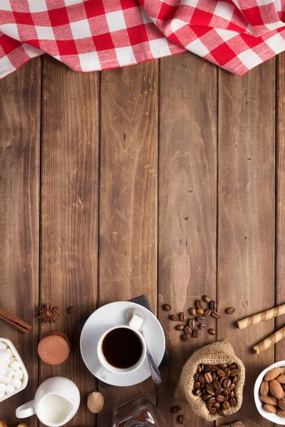 Filiżanka kawy i fasoli na drewnianym tle — Zdjęcie stockowe