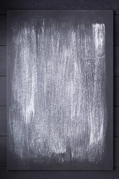 Placa de identificação em textura de fundo de madeira preta — Fotografia de Stock