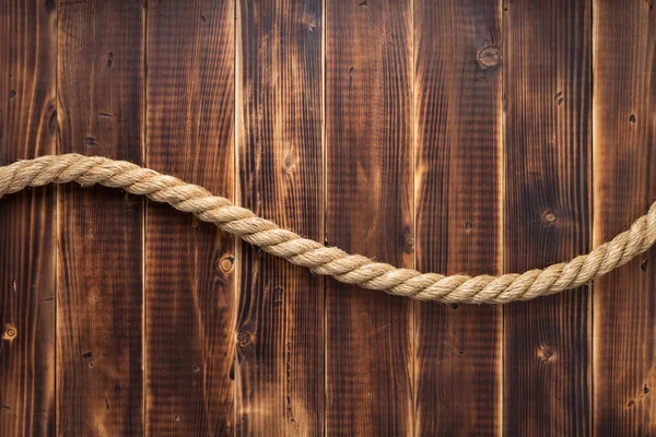 木製の背景に船のロープ — ストック写真