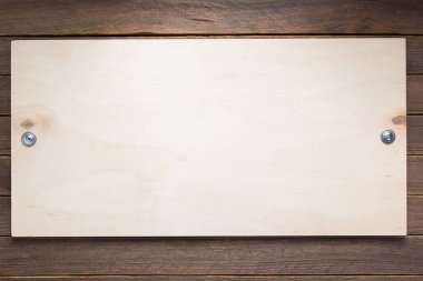 Ahşap arkaplanda isim levhası ya da duvar işareti 