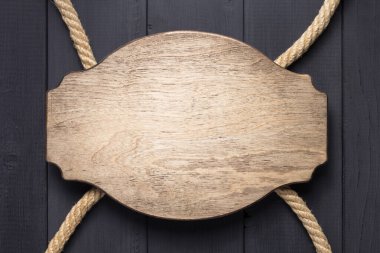 Siyah ahşap arka planda isim levhası veya duvar işareti