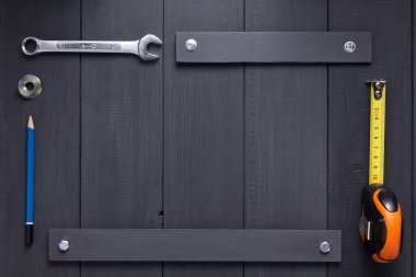 mezura ve aletler tahta tahtada.