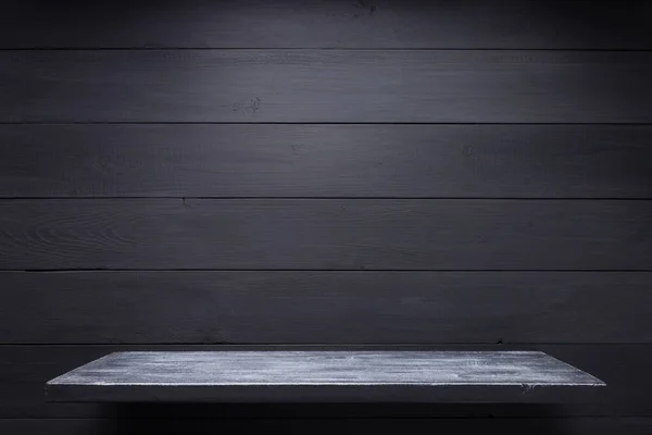 Prateleira de madeira no fundo preto — Fotografia de Stock