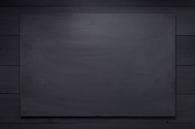 Siyah arkaplan dokusunda ahşap isim plakası 