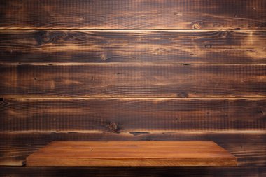 Duvardaki ahşap raf. 