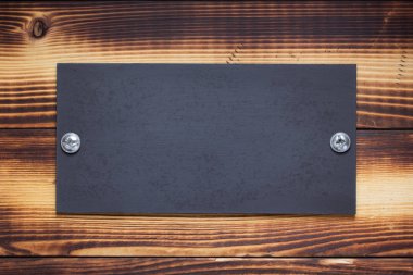 Ahşap arkaplanda isim levhası ya da duvar işareti 