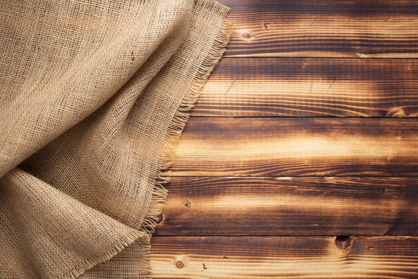 Arpillera hessian sacking textura sobre fondo de madera — Foto de Stock