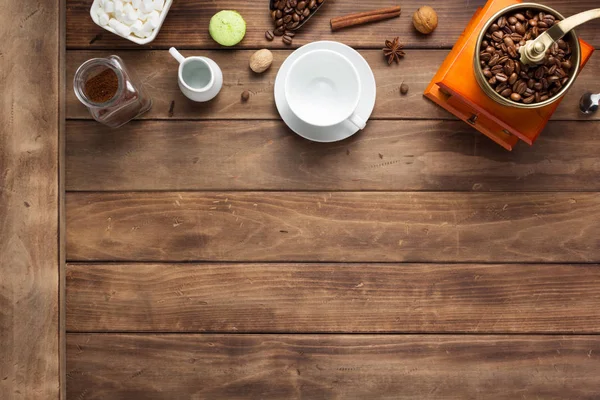 Tasse Kaffee und Bohnen auf Holzgrund — Stockfoto