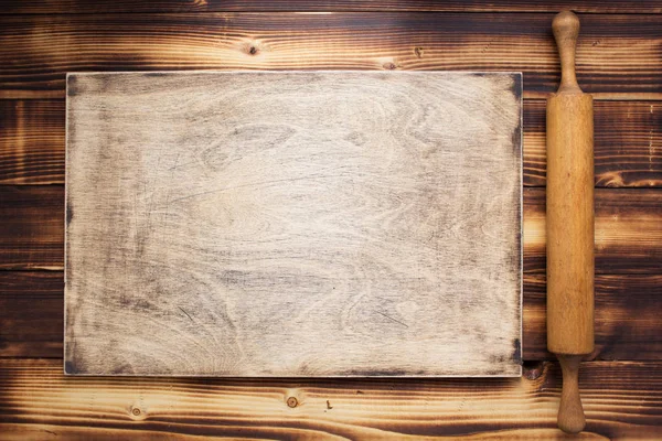 Tagliere e mattarello su fondo di legno — Foto Stock