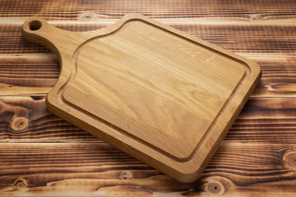 Обробна дошка на сільському дерев'яному фоні дошки — стокове фото