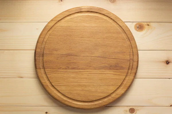 Tabla de cortar pizza en el fondo rústico tablón de madera — Foto de Stock