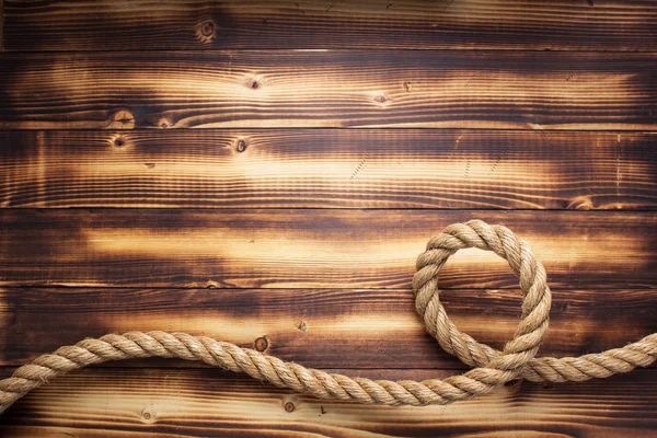 在木质背景下的船用绳索 — 图库照片
