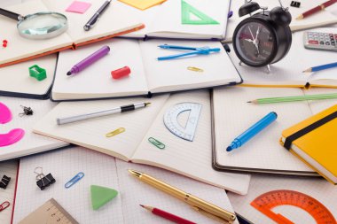 Not defteri ya da okul malzemelerinin olduğu defter.