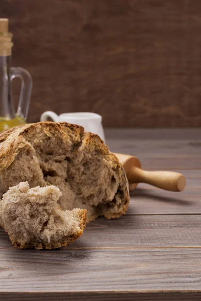 Pão sobre fundo de mesa de madeira — Fotografia de Stock