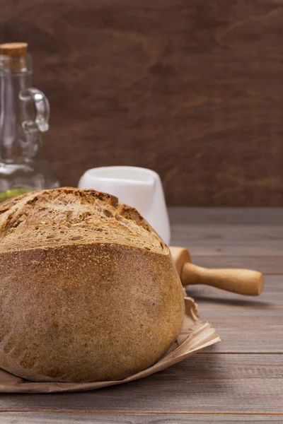 Ahşap masa arka plan üzerinde ekmek — Stok fotoğraf