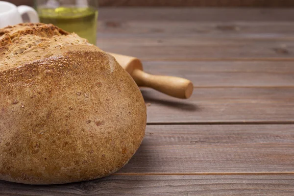 Brot auf Holztischhintergrund — Stockfoto