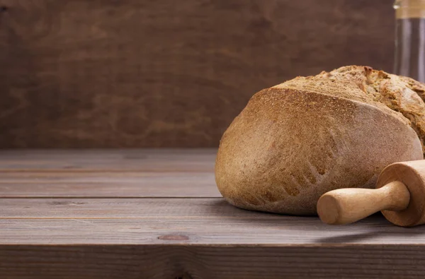 Ahşap masa arka plan üzerinde ekmek — Stok fotoğraf
