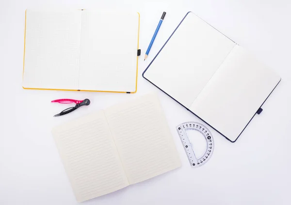 Jegyzetfüzet vagy notebook papír fehér háttérrel — Stock Fotó