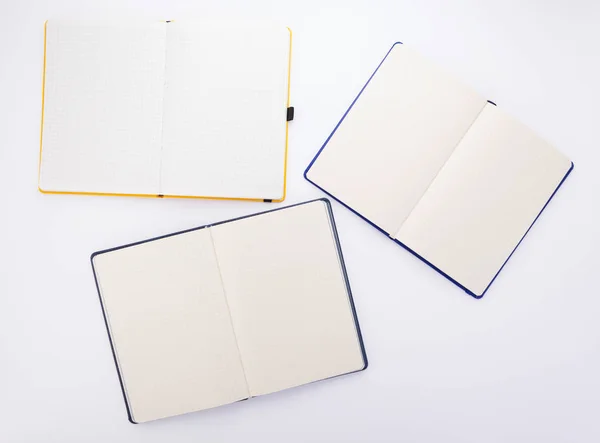 白色背景的笔记本或笔记本纸 — 图库照片